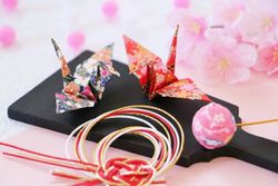 羽子板と折り鶴